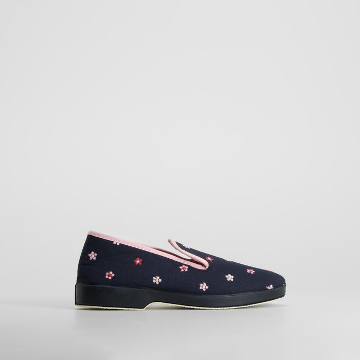 Zapatilla de casa con flores bordadas azul COMFEET