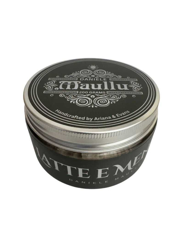 Close-up of Ariana & Evans Daniele Maullu Latte e Menta Shaving Soap jar, handcrafted personal care product