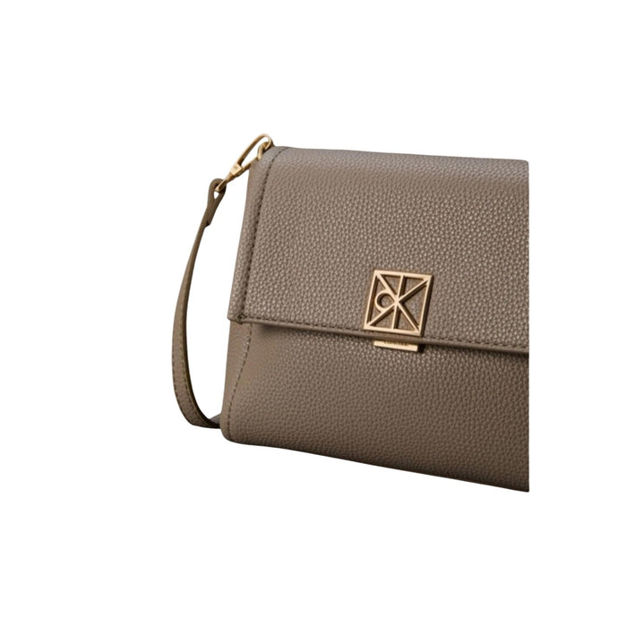 Calvin Klein Tasche EMBLEM HW PEBBLE CROSSBODY 20 (grau)